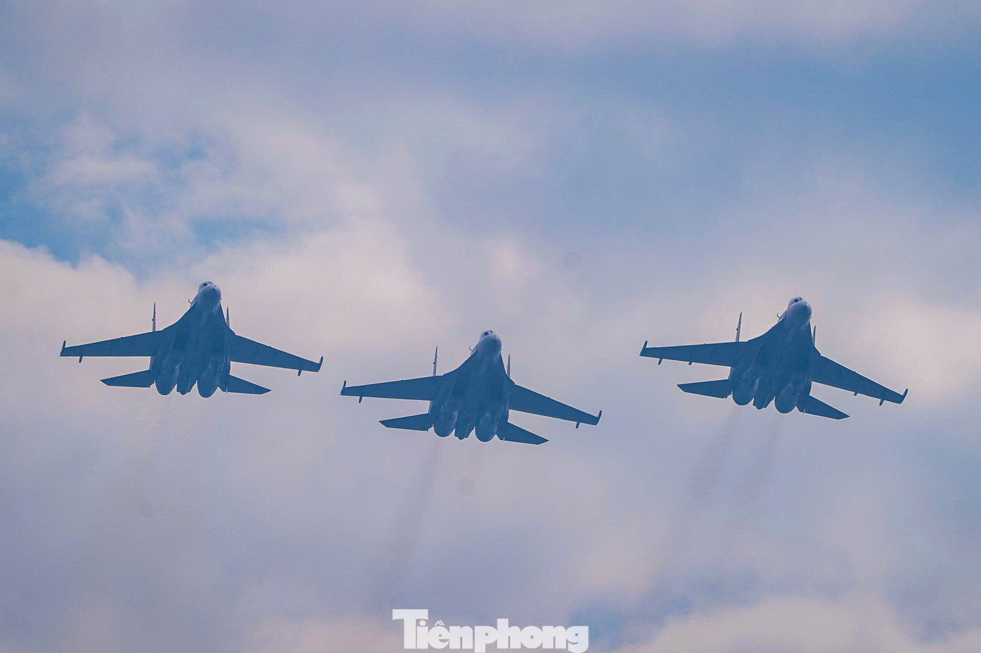 Biên đội máy bay chiến đấu Su-30MK2 bay biểu diễn ở độ cao thấp quanh khu vực sân bay Gia Lâm.