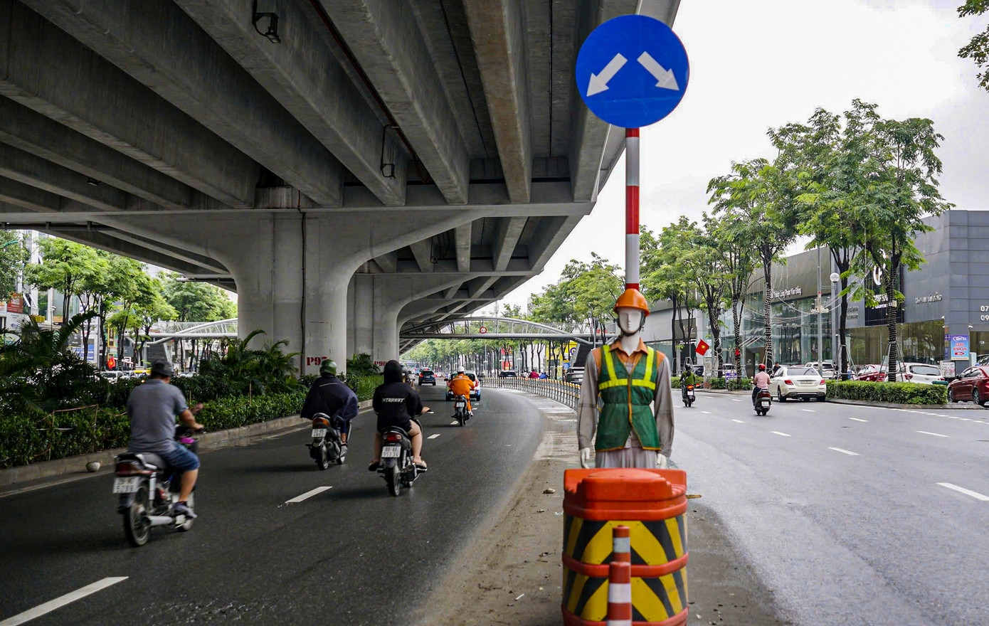 Ngoài biển báo, ma-nơ-canh được dựng lên ở các điểm bắt đầu dải phân cách cứng.