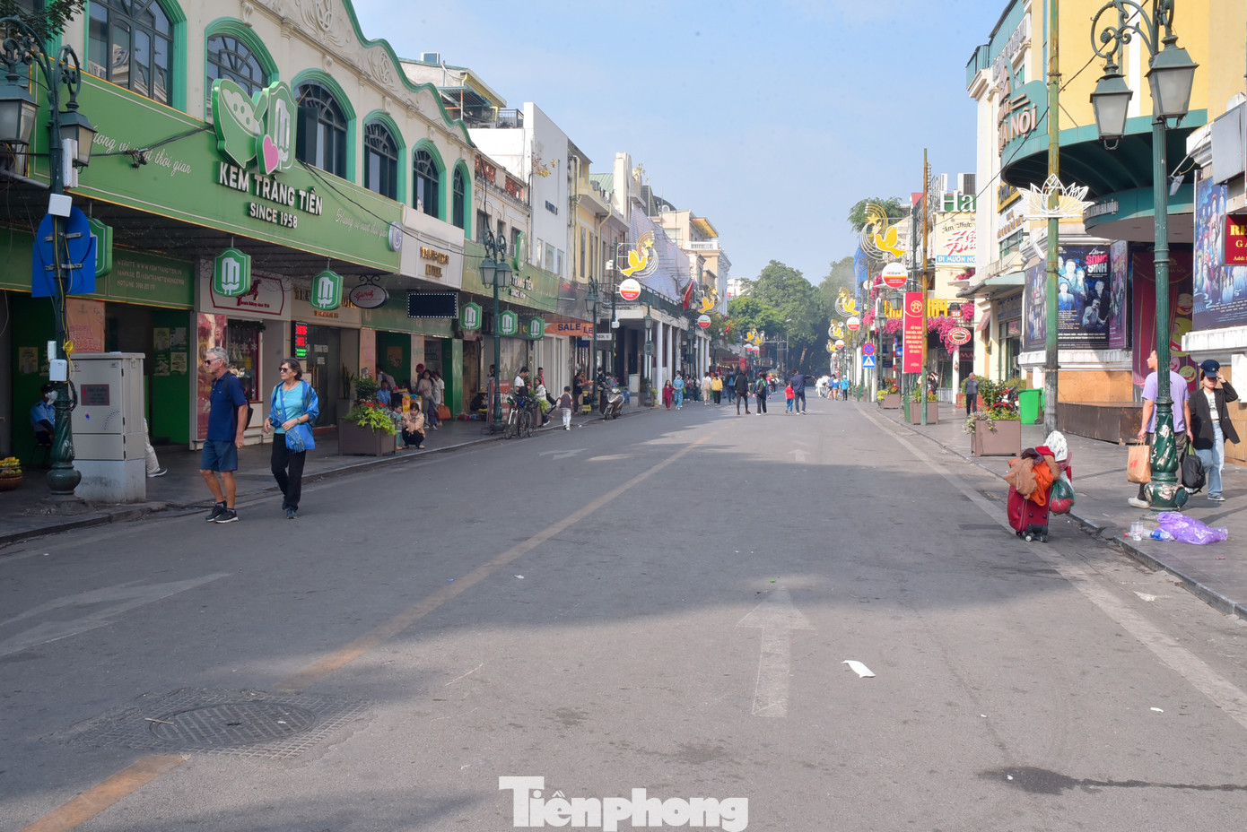 Người dân thảnh thơi dạo phố Tràng Tiền.