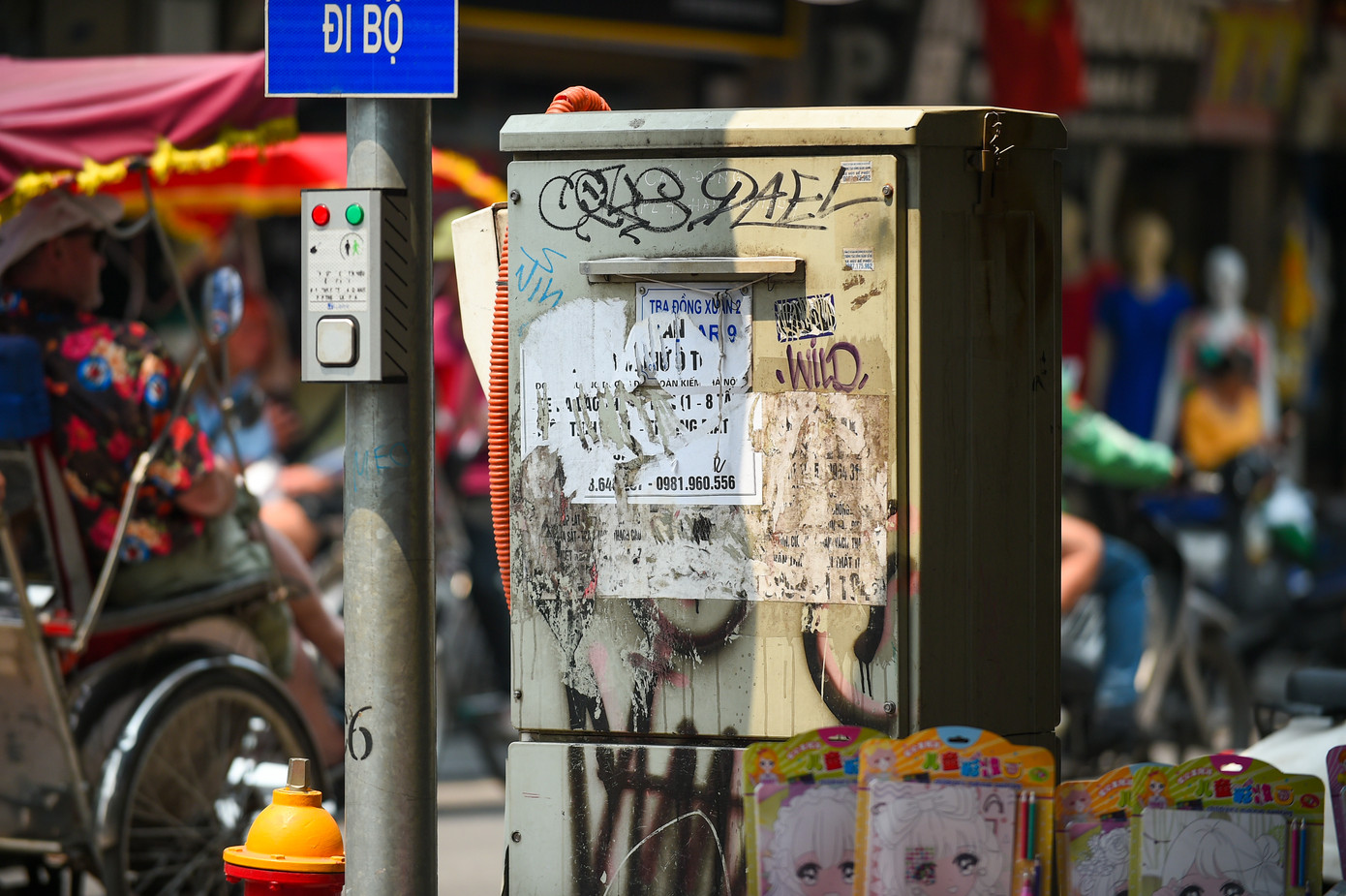 Các tủ điện cũ cũng chịu chung số phận. Tủ điện trên phố Thuốc Bắc (quận Hoàn Kiếm) chi chít hình vẽ, tờ rơi quảng cáo.