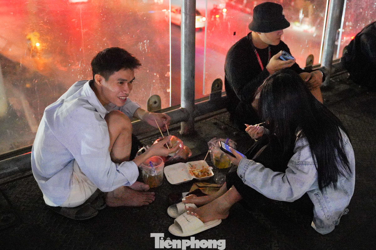 Theo quan sát, những người lên cầu vượt chủ yếu là các bạn trẻ, trong đó có cả các bạn sinh viên.