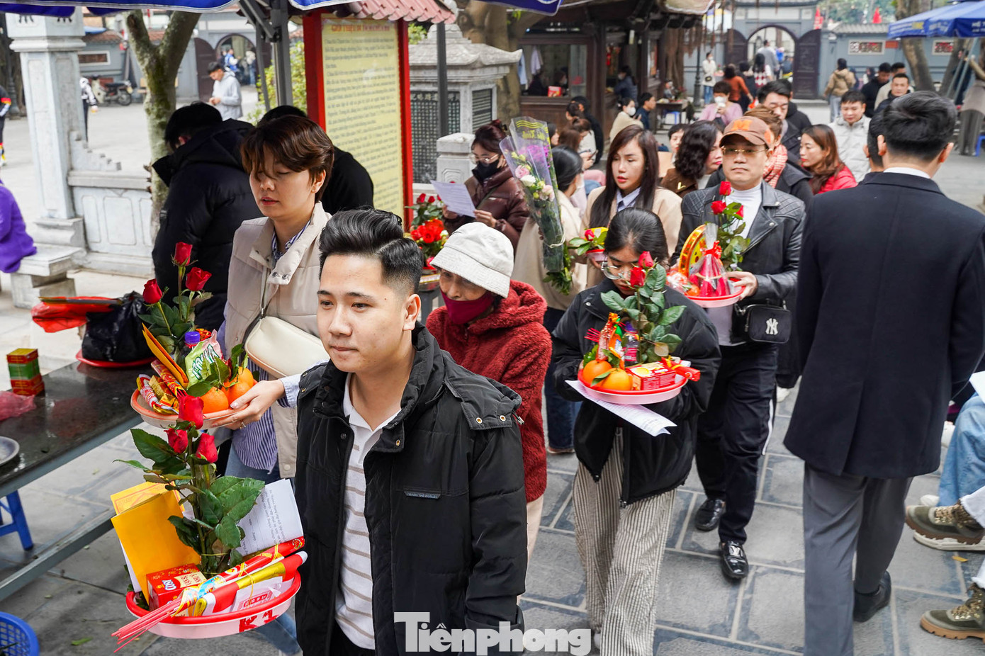 Những ngày cuối năm 2024, tại Chùa Hà (quận Cầu Giấy, Hà Nội), nhiều người dân ở khắp nơi đến dâng hương, xin sớ, lễ bái để cầu tài lộc, bình an và quan trọng hơn cả là cầu tình duyên.