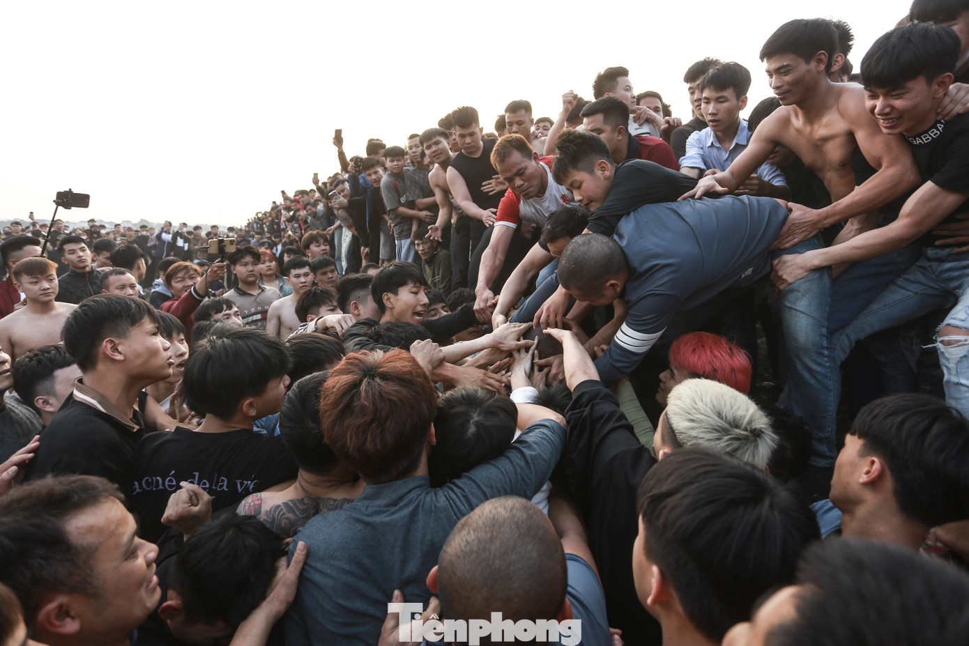 Có năm, người dân cướp tới nửa đêm vẫn chưa tìm ra người chiến thắng, tuy vậy, lễ hội không quan trọng ai cướp được quả phết, chỉ cần chạm được là đã may mắn.