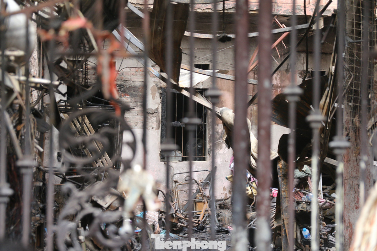 Nhiều đồ dùng bị thiêu rụi, kệ sắt biến dạng.