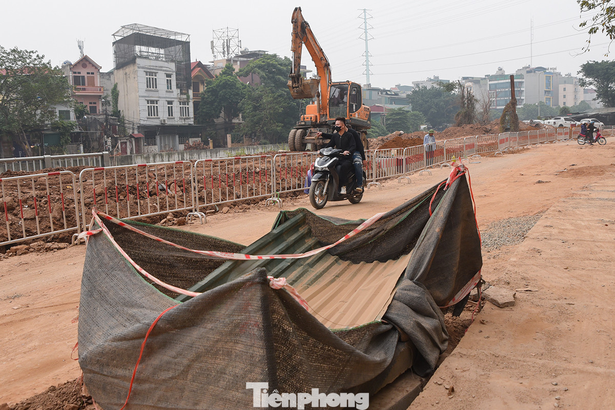 Một đoạn dây cảnh báo được chăng lên tạm bợ. Một đoạn dây cảnh báo được chăng lên tạm bợ.