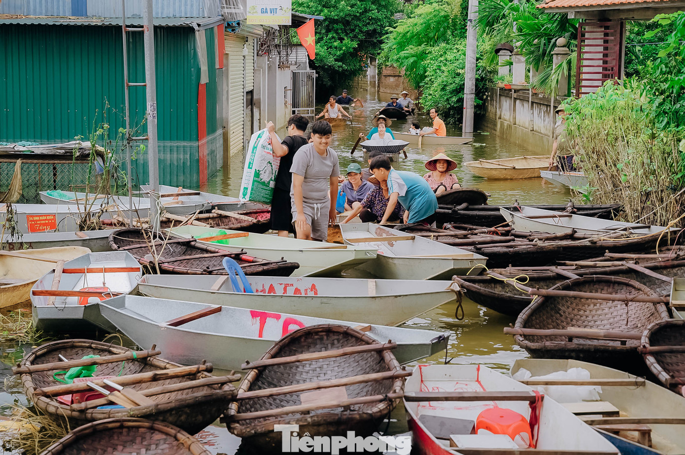 Người dân tập kết thuyền ở đầu thôn Nhân Lý chờ tiếp nhận hàng cứu trợ từ chính quyền, đoàn thể và các nhà hảo tâm.