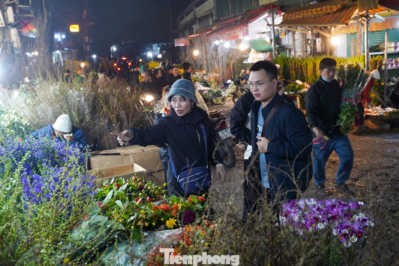 Do chợ vắng, đêm muộn, các tiểu thương vẫn miệt mài giới thiệu hoa cho khách mua. Do chợ vắng, đêm muộn, các tiểu thương vẫn miệt mài giới thiệu hoa cho khách mua.
