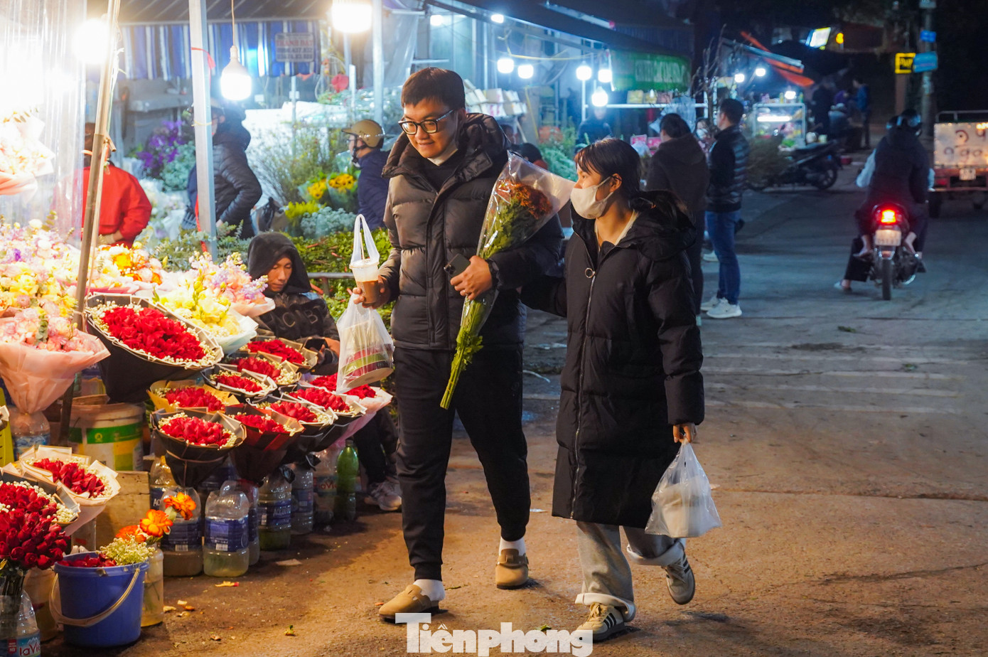 Lác đác người đến mua hoa tại chợ hoa đêm lớn nhất Hà Nội. Lác đác người đến mua hoa tại chợ hoa đêm lớn nhất Hà Nội.