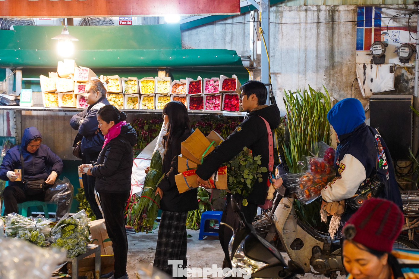 Lác đác người đến mua hoa tại chợ hoa đêm lớn nhất Hà Nội. Lác đác người đến mua hoa tại chợ hoa đêm lớn nhất Hà Nội.