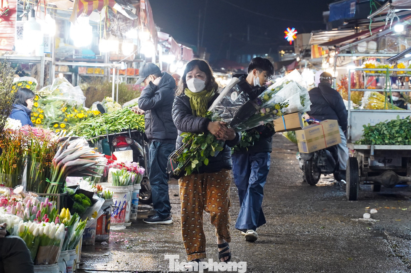 Ghi nhận 0 giờ sáng 14/1, tại chợ hoa Quảng An chỉ lác đác người, chỉ hơn chục sạp hoa sáng đèn. Ghi nhận 0 giờ sáng 14/1, tại chợ hoa Quảng An chỉ lác đác người, chỉ hơn chục sạp hoa sáng đèn.
