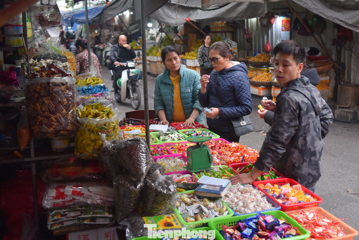 Các loại bánh kẹo ngày Tết như: bánh ngô, ô mai, hướng dương, mứt... thu hút rất đông người mua. Các loại bánh kẹo ngày Tết như: bánh ngô, ô mai, hướng dương, mứt... thu hút rất đông người mua.