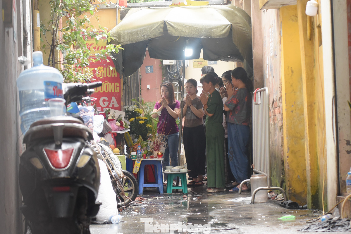 Ngày 25/5, Hà Nội mưa nhỏ, nhưng nhiều người từ khắp các nơi vẫn đổ về đây để thắp nén hương cho những nạn nhân xấu số không may gặp nạn trong vụ cháy.