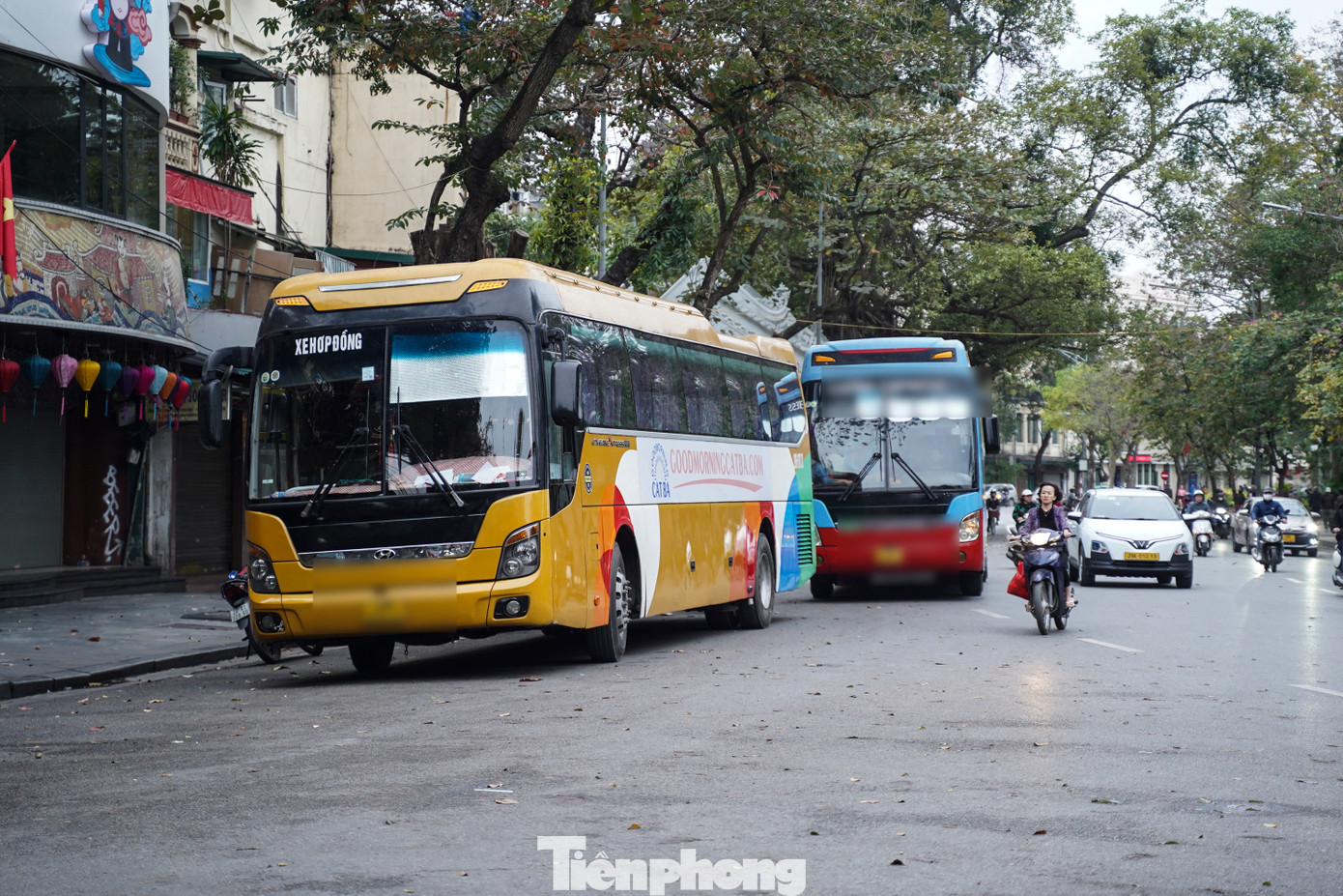 Sau đó, vào lúc 7h, chiếc xe tiếp tục di chuyển và dừng tại khu vực phố Đinh Tiên Hoàng, sát Hồ Gươm.