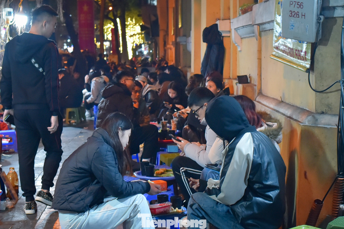 Giữa cái lạnh co ro, cách nhanh nhất để kéo tâm trạng lên chính là thưởng thức những món ăn thật ngon lành, nóng hổi.