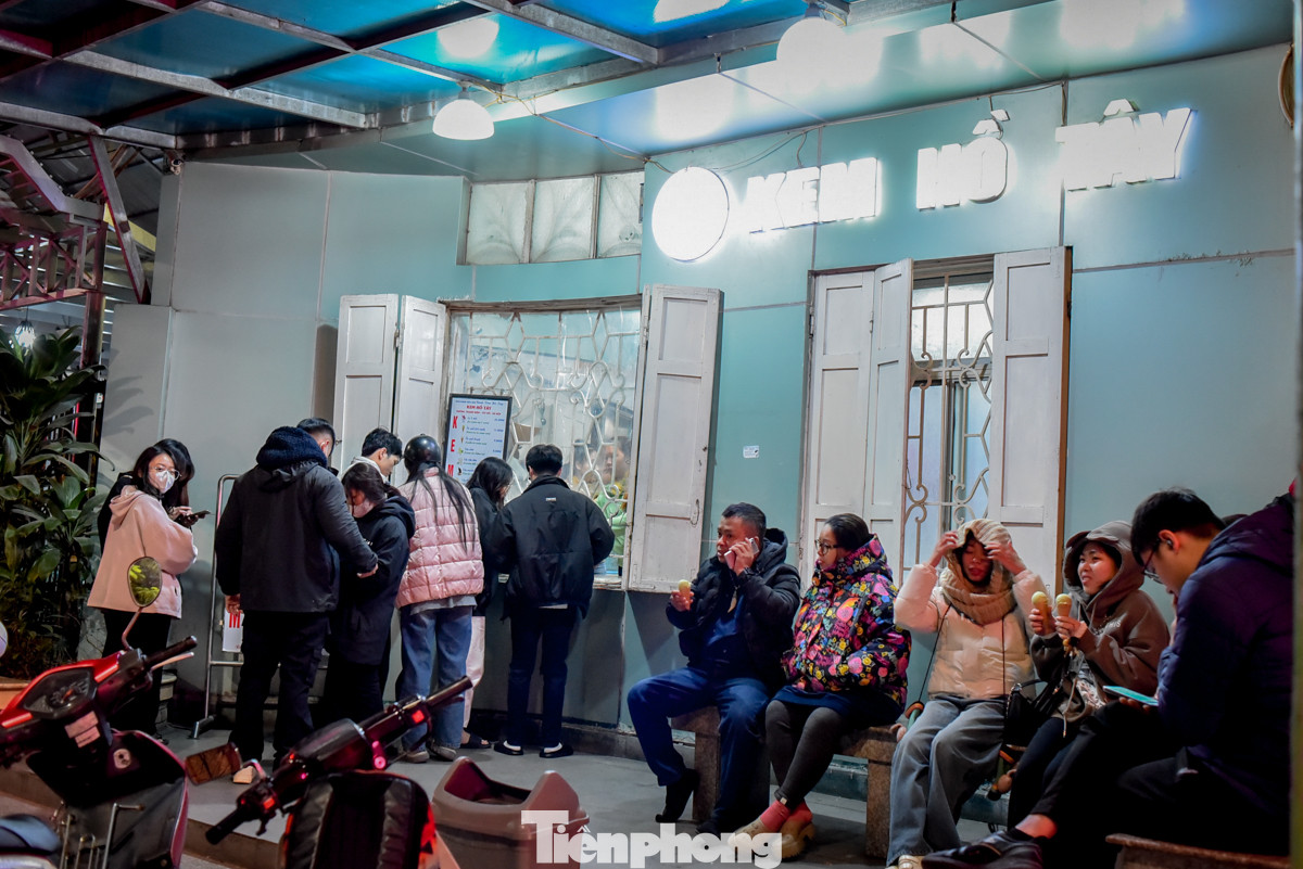 Mùa đông, vừa ăn kem vừa đứng xuýt xoa vì gió lạnh, nghe có vẻ “điên rồ” nhưng lại là thú vui của giới trẻ Hà thành.