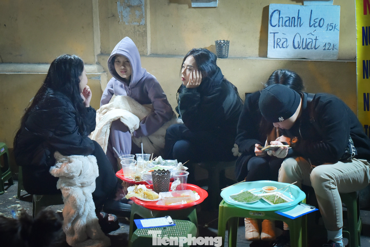 Càng về đêm, không khí càng lạnh, ngồi trò chuyện, nhâm nhi trà chanh hay uống đồ nóng cũng là thú vui được nhiều bạn trẻ lựa chọn để cảm nhận cái lạnh đầu mùa.