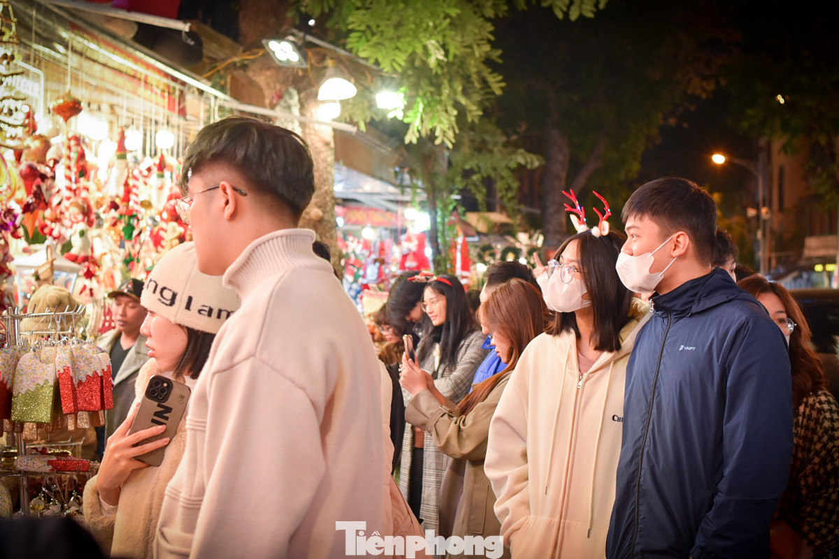 Phố Hàng Mã (quận Hoàn Kiếm, Hà Nội) vẫn thu hút đông các bạn trẻ đến tham quan, check-in và mua sắm.