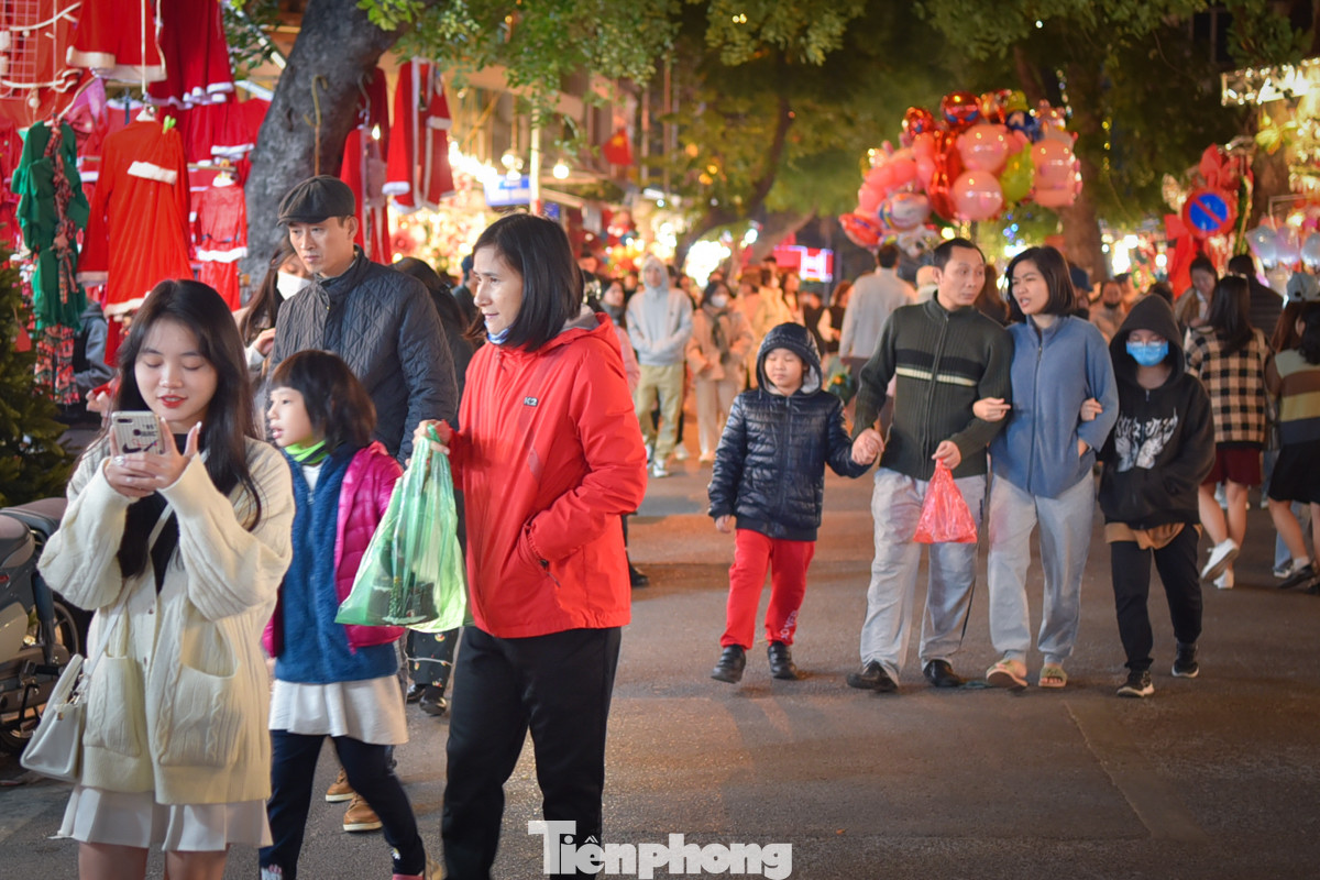 Tối 21/12, không khí lạnh bao trùm Bắc Bộ, đặc biệt ở Hà Nội, nền nhiệt thấp chỉ khoảng 10 - 12 độ nhưng một số người dân Thủ đô vẫn xuống phố để dạo chơi và mua sắm một chút đồ lưu niệm chuẩn bị cho đêm Noel.