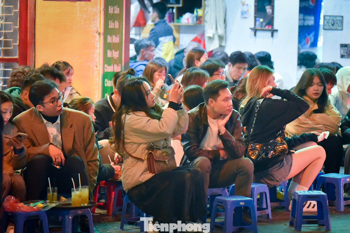Càng về đêm, không khí càng lạnh, ngồi trò chuyện, nhâm nhi trà chanh hay uống đồ nóng cũng là thú vui được nhiều bạn trẻ lựa chọn để cảm nhận cái lạnh đầu mùa.