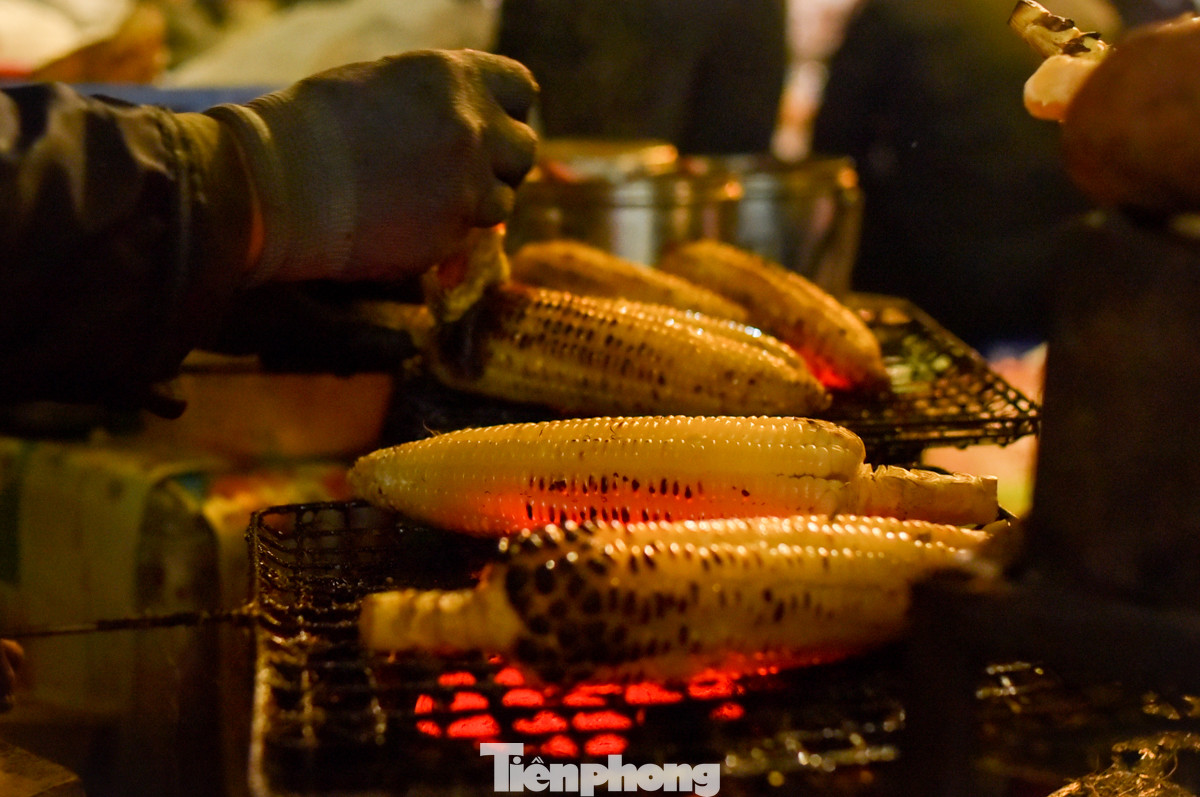 Ngô nướng, khoai nướng... những món ăn đặc trưng của mùa đông xuất hiện phục vụ khách ăn đêm.