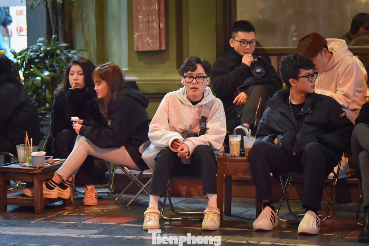 Càng về đêm, không khí càng lạnh, ngồi trò chuyện, nhâm nhi trà chanh hay uống đồ nóng cũng là thú vui được nhiều bạn trẻ lựa chọn để cảm nhận cái lạnh đầu mùa.