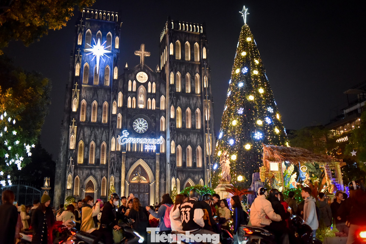 Tại Nhà thờ Lớn, dù đã gần 11 giờ đêm, khu vực này vẫn đông nghẹt các bạn trẻ đến đây để chụp ảnh với cây thông khổng lồ khi Noel đang tới cận kề.