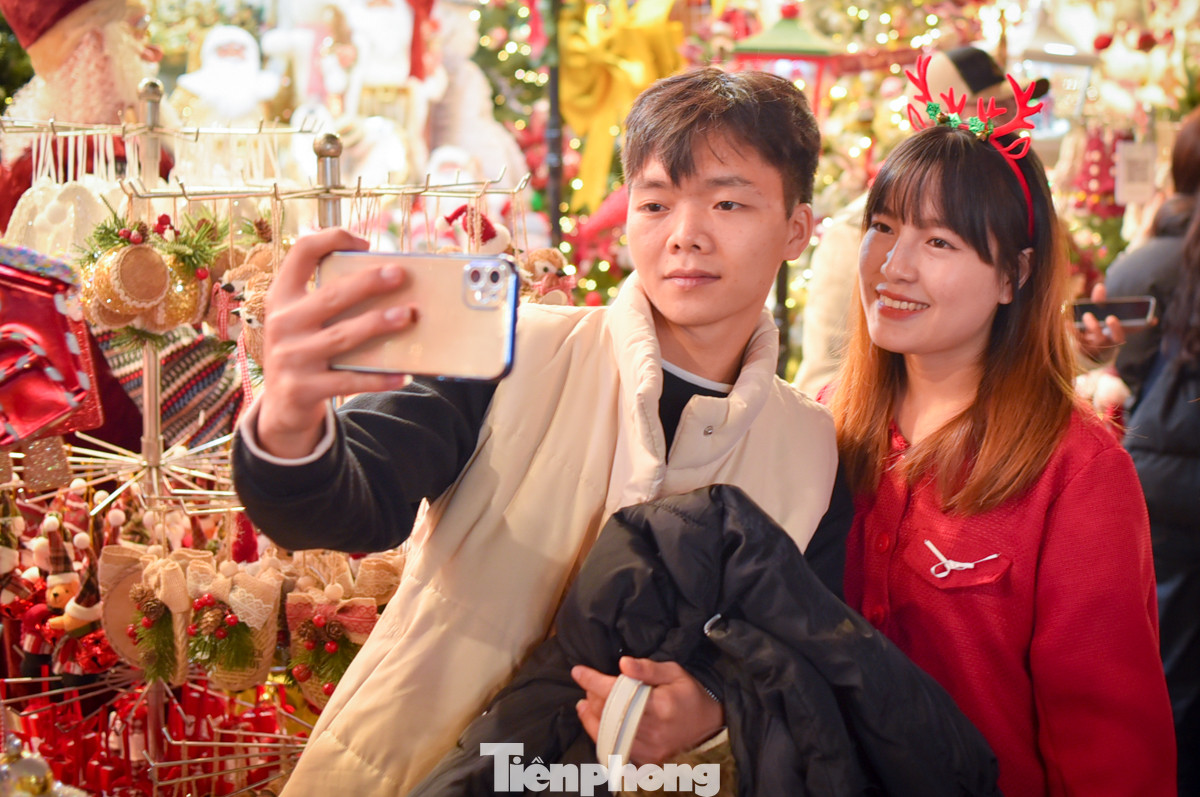 Phố Hàng Mã (quận Hoàn Kiếm, Hà Nội) vẫn thu hút đông các bạn trẻ đến tham quan, check-in và mua sắm.