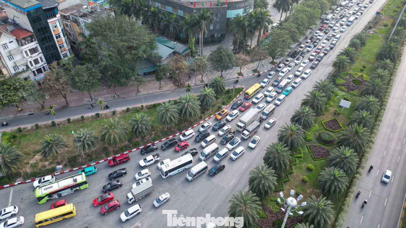 Tình trạng ùn tắc cũng diễn ra tại khu vực đường Đại lộ Thăng Long.