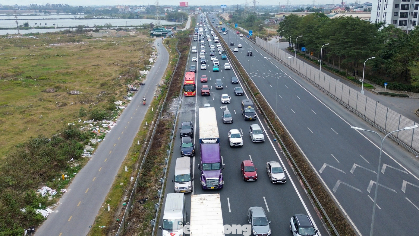 Do lượng phương tiện tăng đột biến, cao tốc Pháp Vân - Cầu Giẽ từ cuối giờ chiều, đã xảy ra ùn ứ cục bộ.