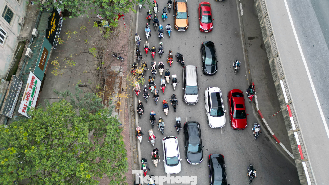 Khu vực đường Hoàng Mai hướng về trung tâm thành phố ùn tắc kéo dài, người dân khó khăn di chuyển lúc 16h30.
