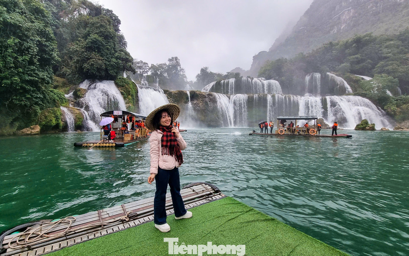 Du khách thích thú check-in bên dòng nước chảy hùng vĩ tại thác Bản Giốc.