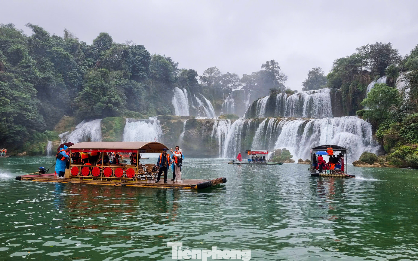 Bao quanh thác Bản Giốc là cảnh quan thiên nhiên đẹp mắt, nên thơ cùng bầu không khí mát mẻ, trong lành.