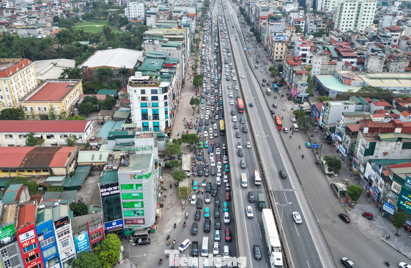 Tại nút giao Nguyễn Trãi - Khuất Duy Tiến, khoảng 16h40, hàng dài phương tiện nối đuôi nhau di chuyển.