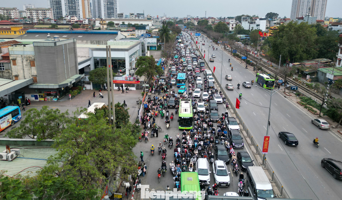 Kết thúc ngày nghỉ cuối cùng của dịp Tết Nguyên đán 2025, chiều 2/2 (tức ngày 5 Tết), người dân tại các tỉnh, thành ùn ùn đổ về Thủ đô.