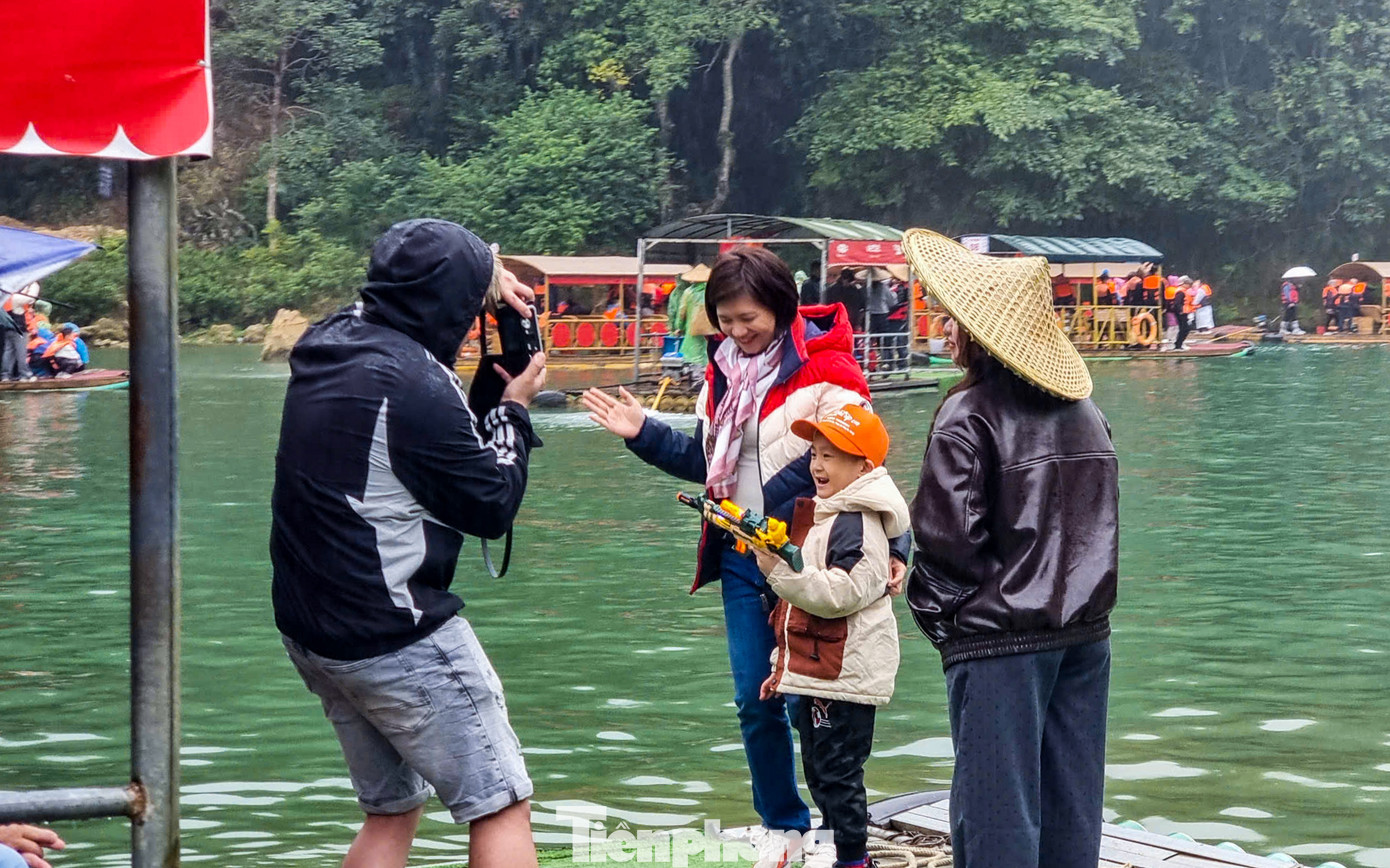 Các gia đình tranh thủ ghi lại những khoảnh khắc du lịch cùng nhau dịp đầu năm.