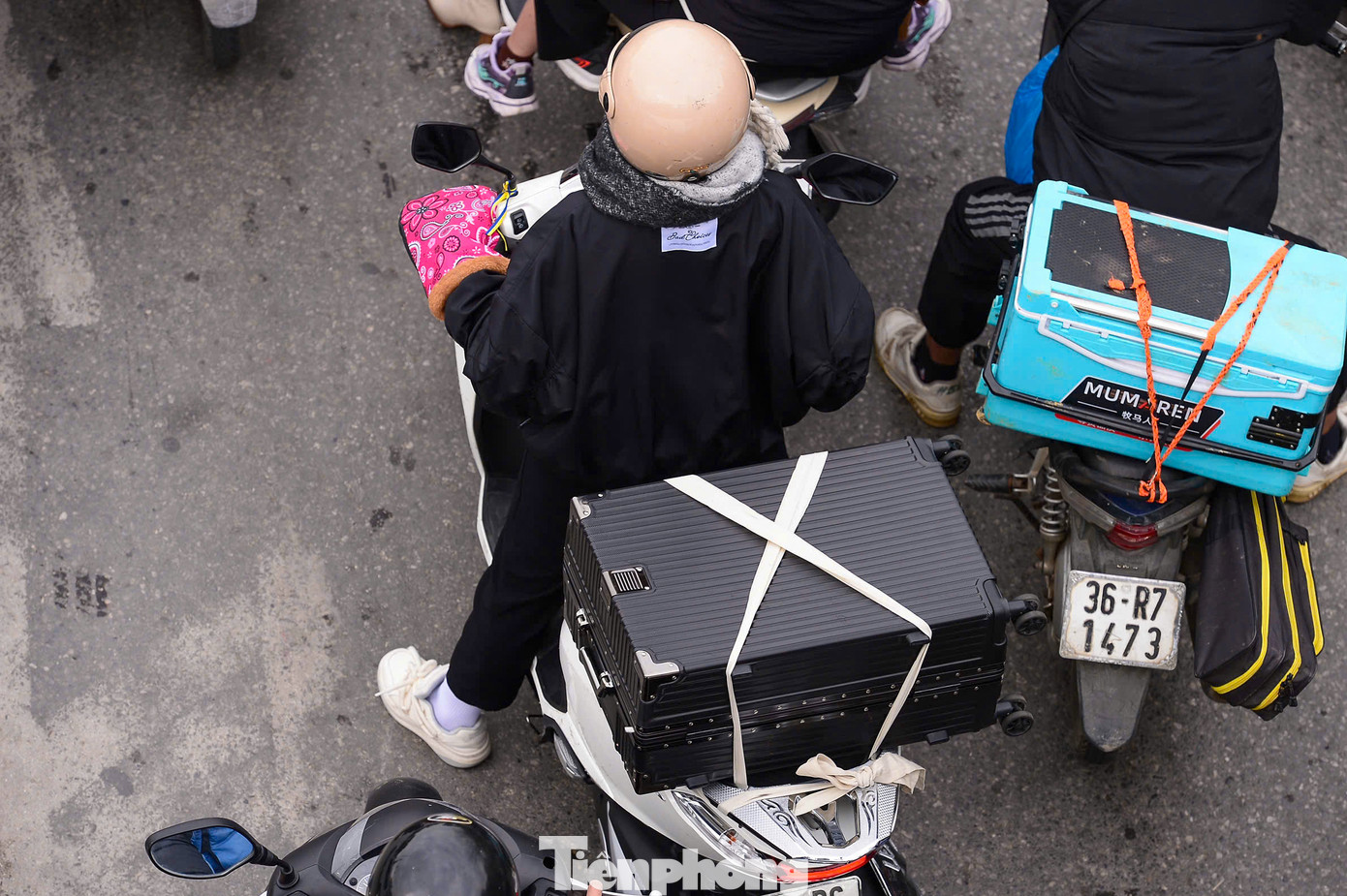 Ai nấy đều lỉnh kỉnh đồ đạc.