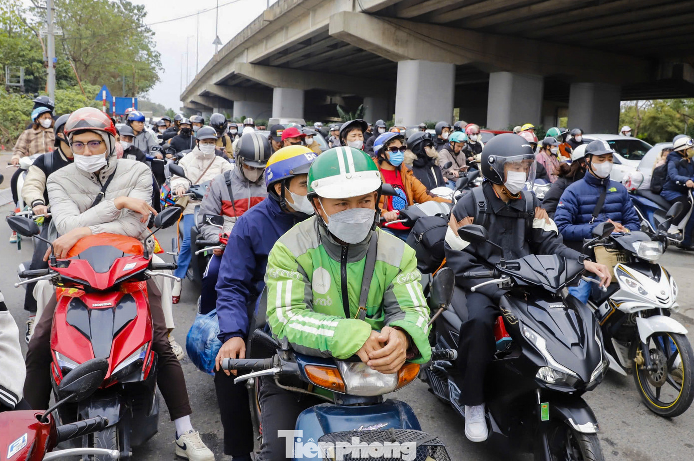 Tại đường Đỗ Mười, dòng phương tiện di chuyển chậm.