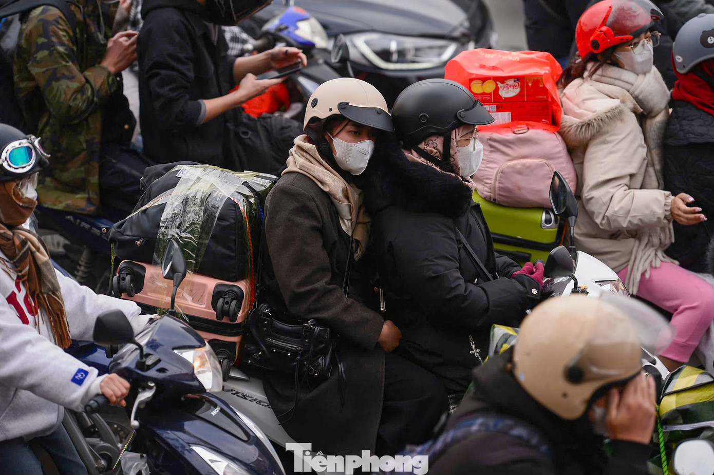 Sau kỳ nghỉ Tết dài ngày, nhiều người di chuyển bằng xe máy trở lại Hà Nội, mang theo đủ thứ quà quê.