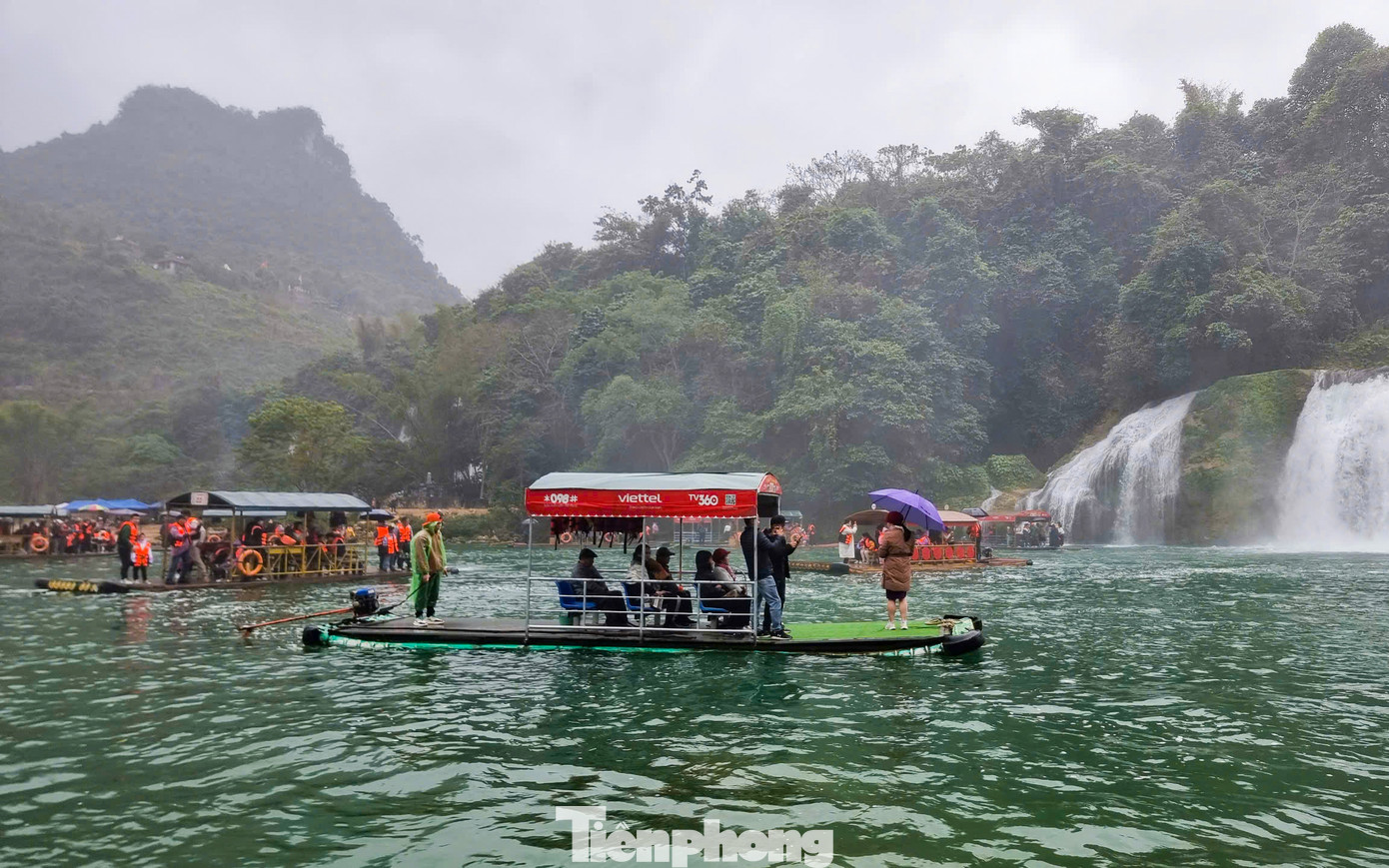 Nhiệt độ tại Trùng Khánh, Cao Bằng thời điểm Tết thường có mưa nhỏ, ẩm ướt, dù vậy cũng không cản được tinh thần du xuân, khám phá thác Bản Giốc của du khách.