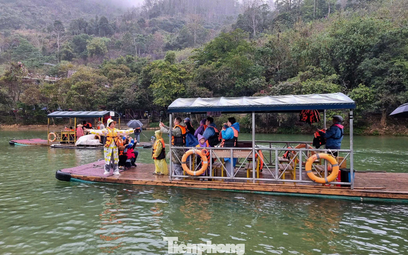 Trải nghiệm đi bè mảng ngắm thác được nhiều du khách yêu thích.