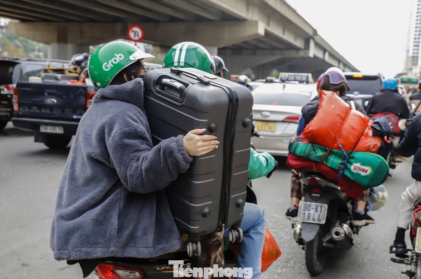 Ai nấy đều lỉnh kỉnh đồ đạc.