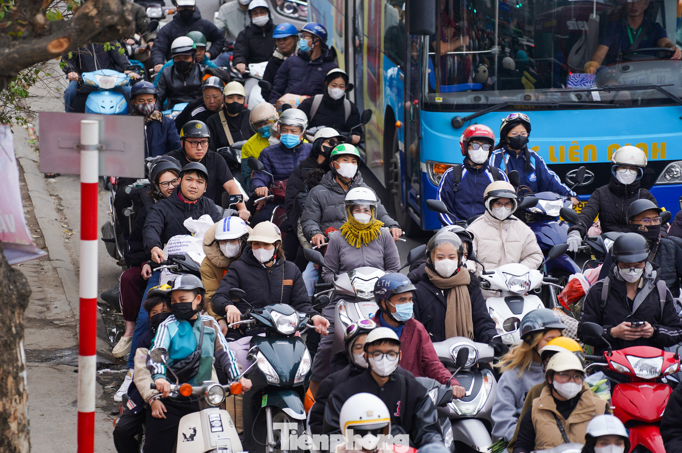 Ai nấy đều lỉnh kỉnh đồ đạc.