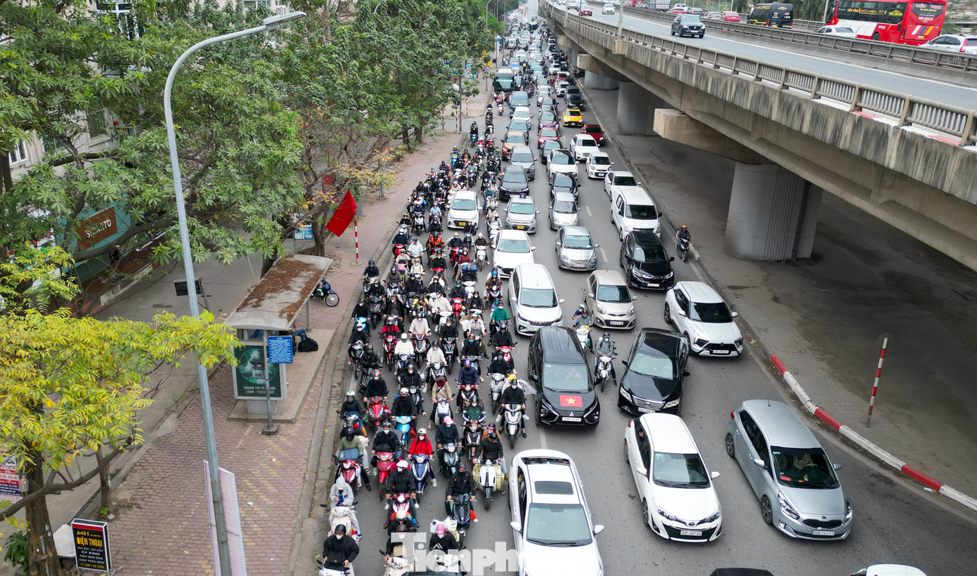 Khu vực đường Hoàng Mai hướng về trung tâm thành phố ùn tắc kéo dài, người dân khó khăn di chuyển lúc 16h30.