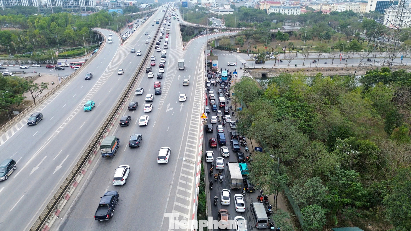 Ghi nhận PV Tiền Phong, tại khu vực cửa ngõ phía Nam, từ đầu giờ chiều, giao thông đã bắt đầu xảy ra tình trạng ùn tắc.