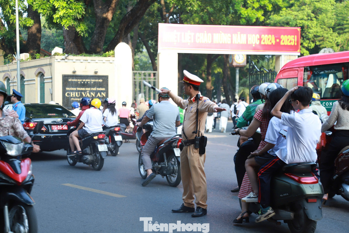 Nhằm bảo đảm trật tự an toàn giao thông phục vụ cho lễ khai giảng, lực lượng cảnh sát giao thông (CSGT), thanh tra giao thông, công an phường, bảo vệ dân phố đã có mặt tại các điểm trường làm nhiệm vụ điều tiết, phân luồng giao thông.