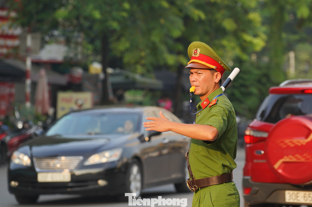 Khu vực cổng trường tiểu học Chu Văn An dưới sự điều tiết lực lượng chức năng, cổng trường không xảy ra tình trạng ùn tắc.