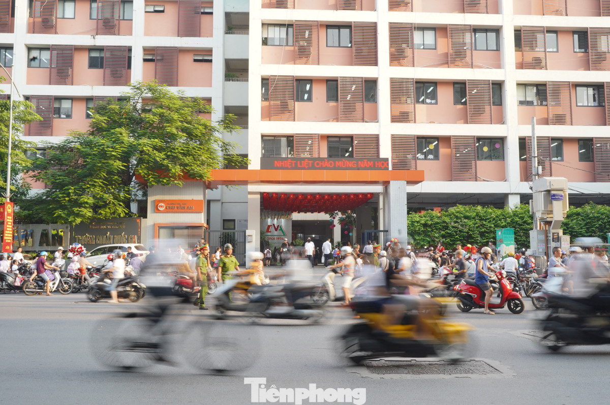 Khu vực cổng trường tiểu học Chu Văn An dưới sự điều tiết lực lượng chức năng, cổng trường không xảy ra tình trạng ùn tắc.