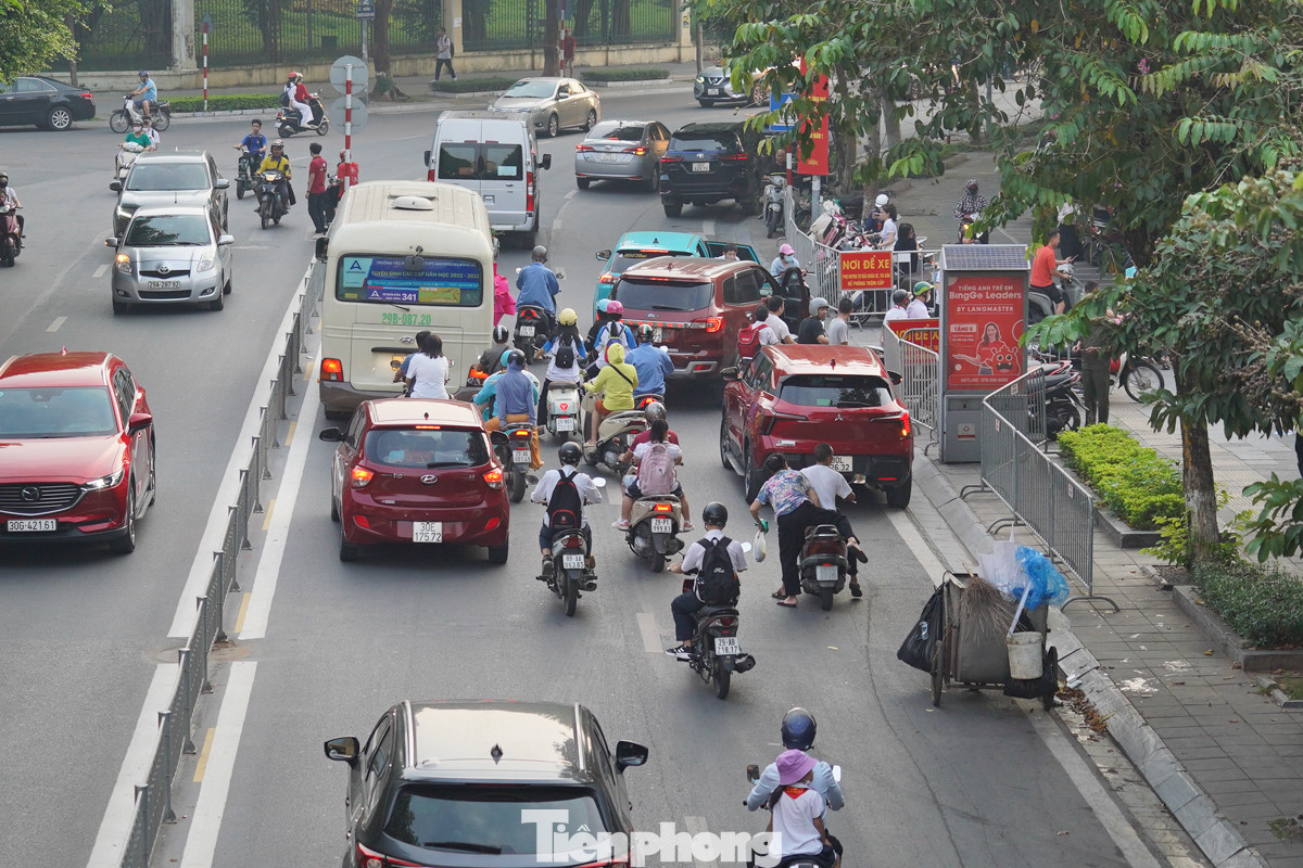 Khu vực lối vào cổng trường Tiểu học Dịch Vọng B thông thoáng dù đã gần 7 giờ.