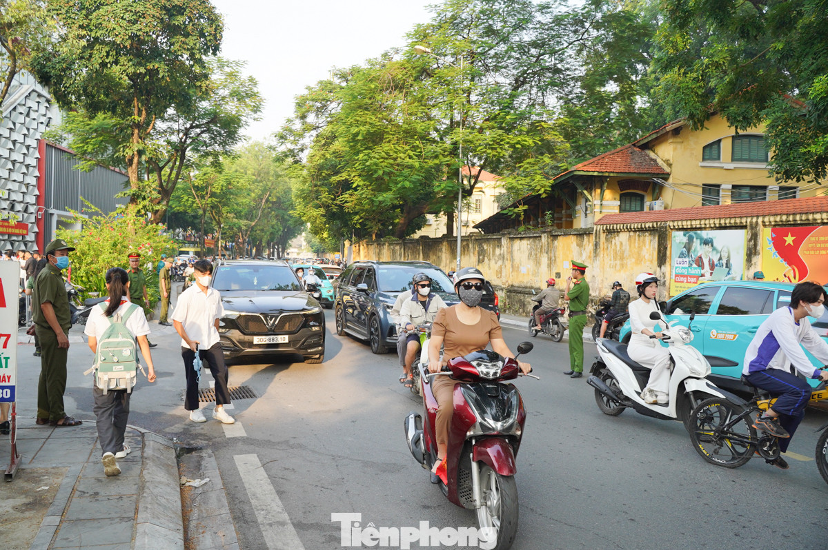 Ở tất cả các cổng trường đều có lực lượng chức năng phân luồng, hướng dẫn người dân di chuyển đúng làn đường, đảm bảo không xảy ra ùn tắc.