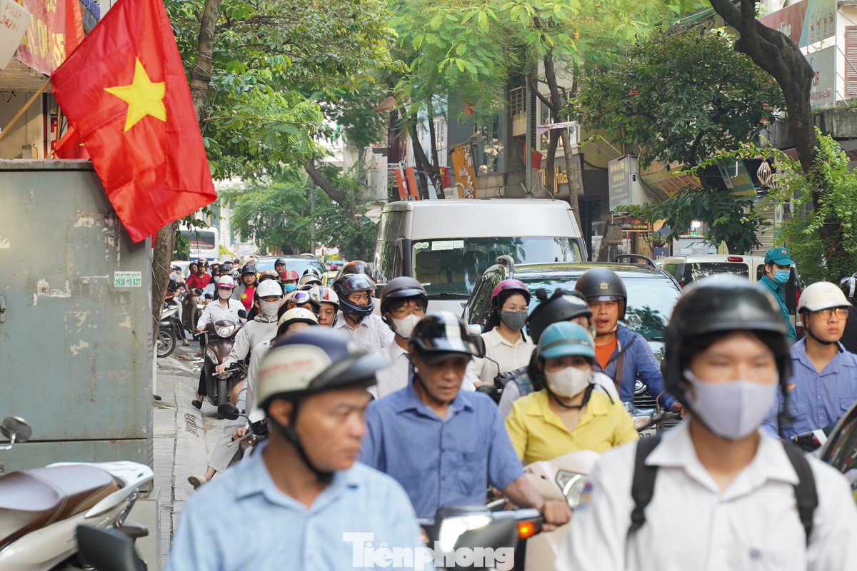 Trên đường Thụy Khuê (khu vực gần trường Tiểu học và Trung học phổ thông Chu Văn An) vào khoảng 6 giờ 40, tình trạng giao thông rất đông đúc. Đa số các phương tiện là của phụ huynh đang đưa con đến trường.